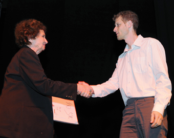 ד"ר ארז פודולי מקבל את הפרס הראשון בתחרות היצירה מידי טובה לידר